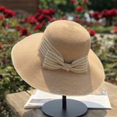 Ženski šešir s resama i prugastom vrpcom