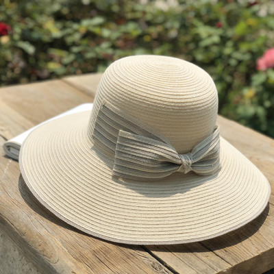 Ženski šešir s resama i prugastom vrpcom