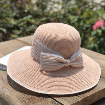 Ženski šešir s resama i prugastom vrpcom