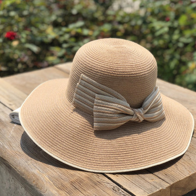 Ženski šešir s resama i prugastom vrpcom
