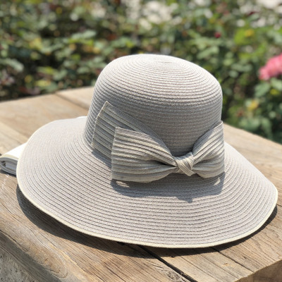 Ženski šešir s resama i prugastom vrpcom