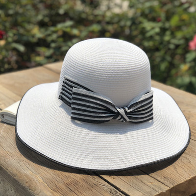 Ženski šešir s resama i prugastom vrpcom