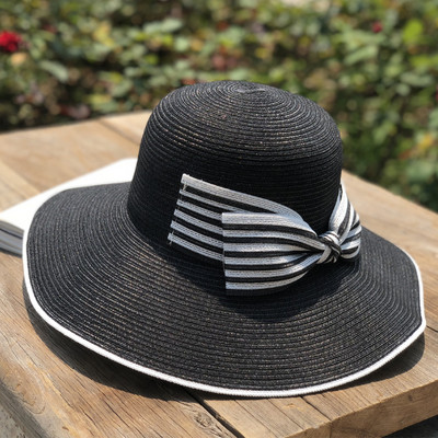 Ženski šešir s resama i prugastom vrpcom