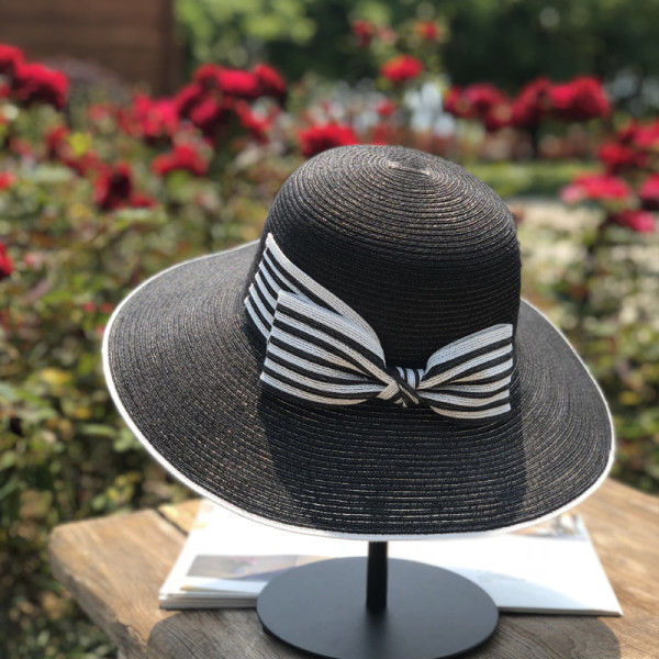Ženski šešir s resama i prugastom vrpcom