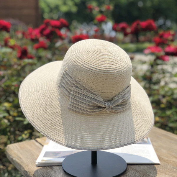 Ženski šešir s resama i prugastom vrpcom