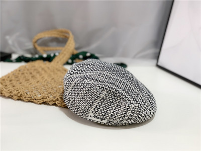 Γυναικείο υφασμάτινο καπέλο με έμβλημα τύπου μπερέ