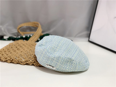 Γυναικείο υφασμάτινο καπέλο με έμβλημα τύπου μπερέ