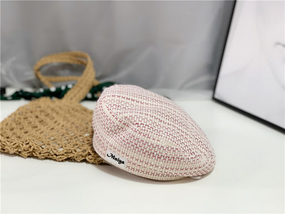 Γυναικείο υφασμάτινο καπέλο με έμβλημα τύπου μπερέ