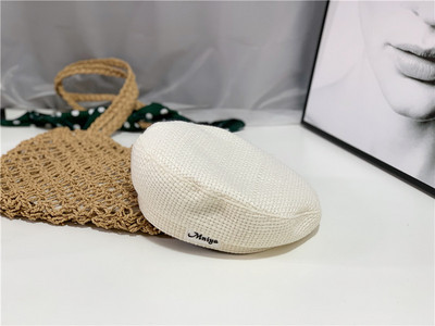 Γυναικείο υφασμάτινο καπέλο με έμβλημα τύπου μπερέ