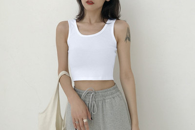 Κοντή γυναικεία αμάνικι μπλούζα με στρογγυλή λαιμόκοψη σε διάφορα χρώματα