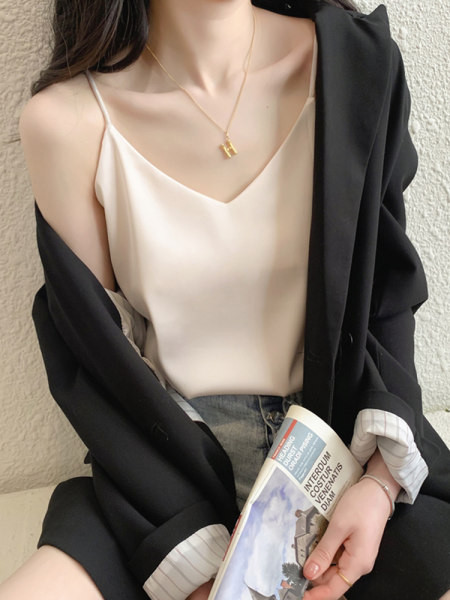 Ženska satenska majica bez rukava s tankim naramenicama i V-izrezom