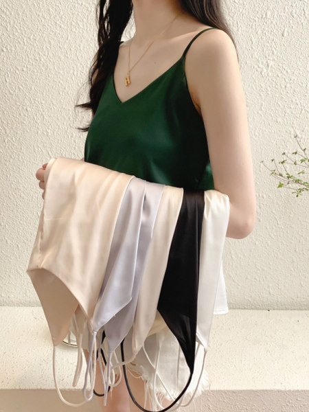 Ženska satenska majica bez rukava s tankim naramenicama i V-izrezom