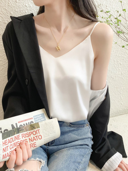 Ženska satenska majica bez rukava s tankim naramenicama i V-izrezom
