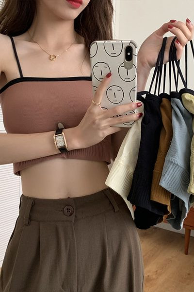 Kratki ženski top s tankim naramenicama i četvrtastim izrezom