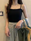 Ženska ležerna majica na tanke naramenice - pripijeni model