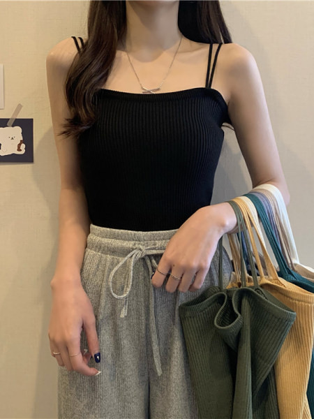 Ženska ležerna majica na tanke naramenice - pripijeni model