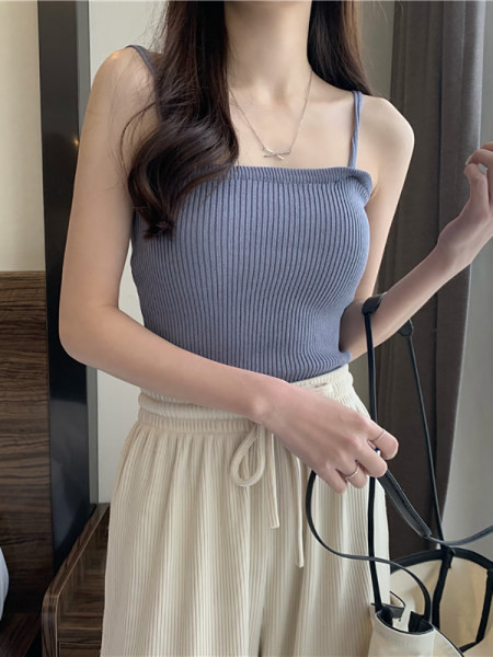 Ženska ležerna majica na tanke naramenice - pripijeni model