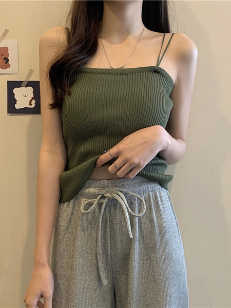 Ženska ležerna majica na tanke naramenice - pripijeni model