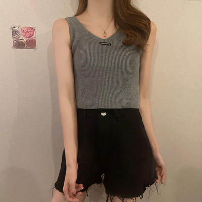 Maieu de damă cu emblemă și decolteu spitz