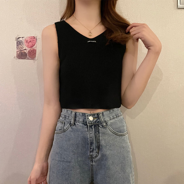 Maieu de damă cu emblemă și decolteu spitz