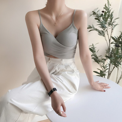 Maieu scurt de damă, cu bretele subțiri și decolteu spitz