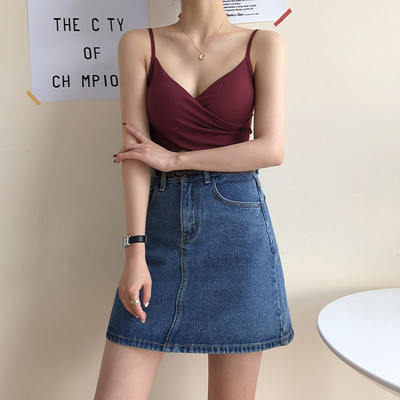 Maieu scurt de damă, cu bretele subțiri și decolteu spitz