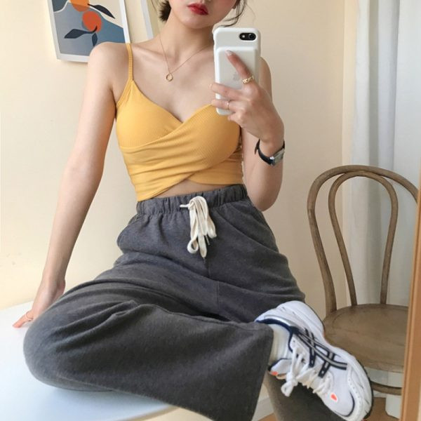 Maieu scurt de damă, cu bretele subțiri și decolteu spitz