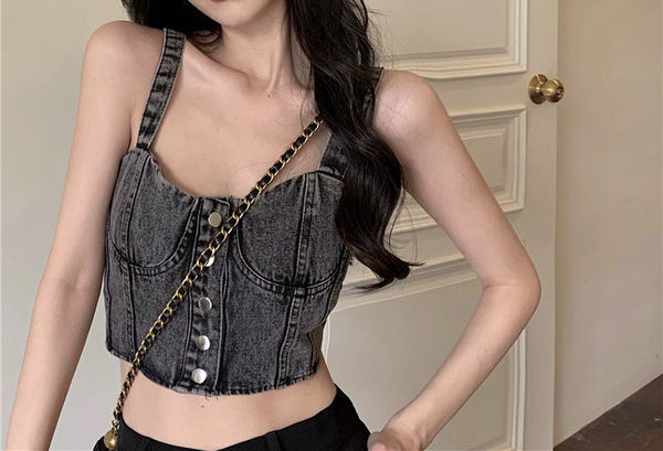 Top de damă scurt din denim cu bretele și nasturi