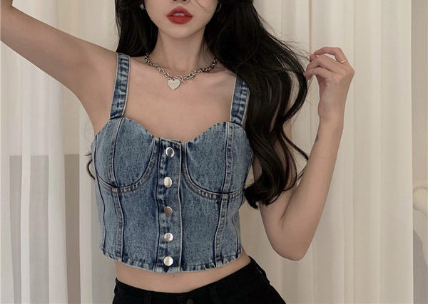 Top de damă scurt din denim cu bretele și nasturi