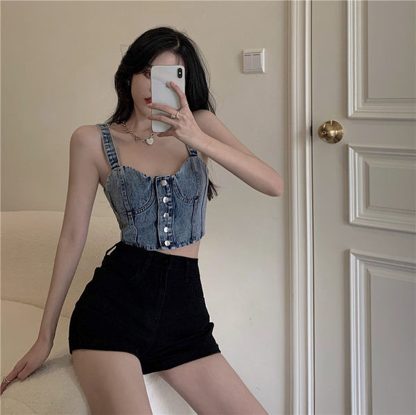 Top de damă scurt din denim cu bretele și nasturi