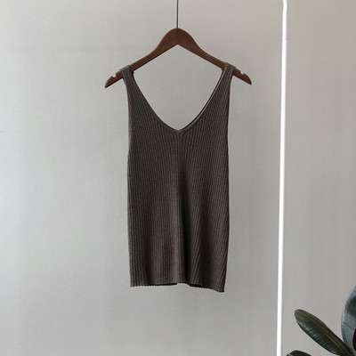 Γυναικείο καθημερινό μοντέρνο αμάνικο με λεπτά τιραντάκια με ντεκολτέ 