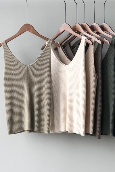 Γυναικείο καθημερινό μοντέρνο αμάνικο με λεπτά τιραντάκια με ντεκολτέ 