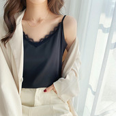 Top actual cu dantelă și bretele subțiri