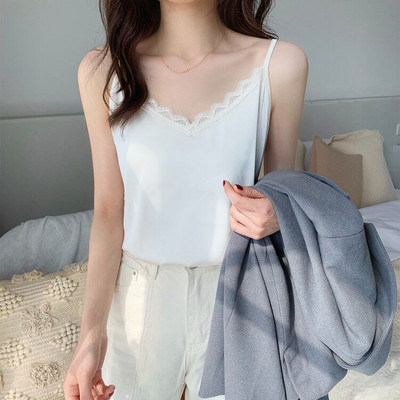 Top actual cu dantelă și bretele subțiri