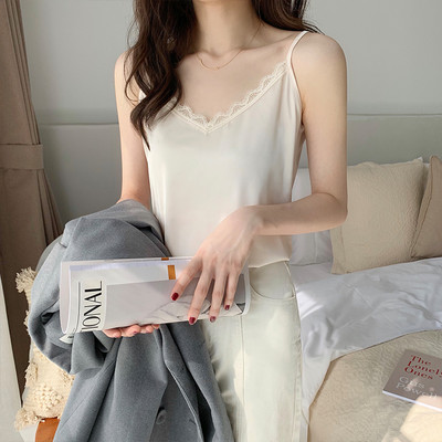 Top actual cu dantelă și bretele subțiri