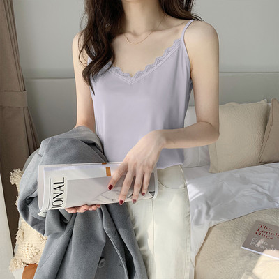 Top actual cu dantelă și bretele subțiri