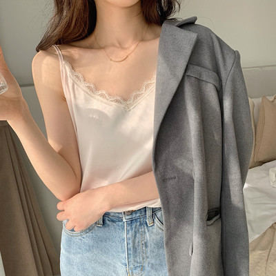 Top actual cu dantelă și bretele subțiri