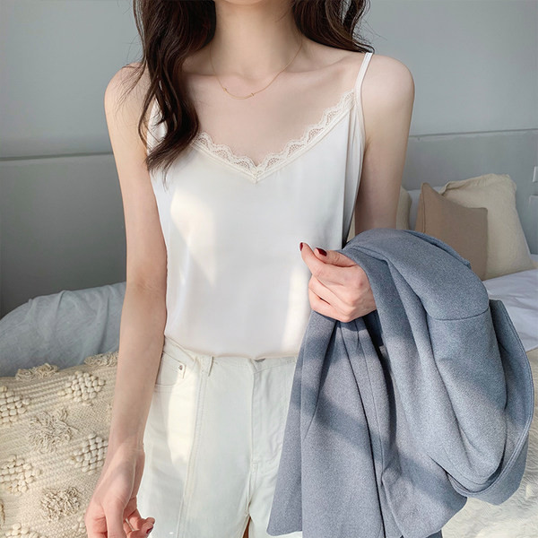 Top actual cu dantelă și bretele subțiri