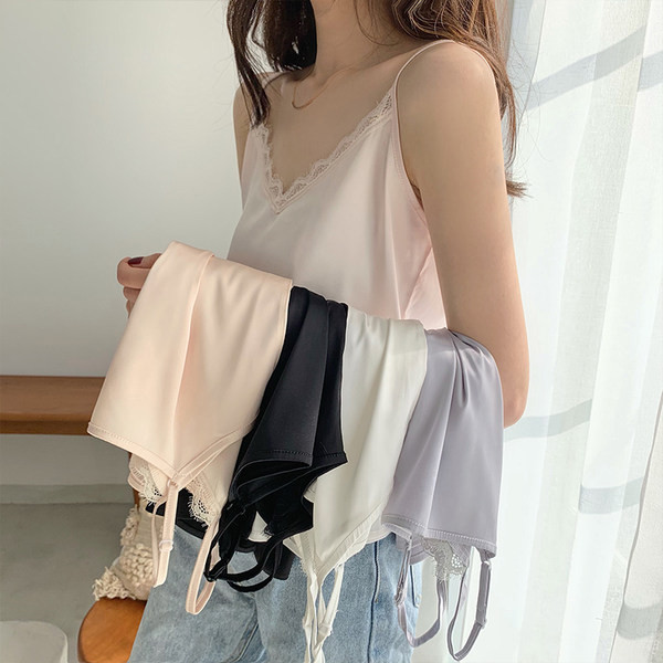 Top actual cu dantelă și bretele subțiri