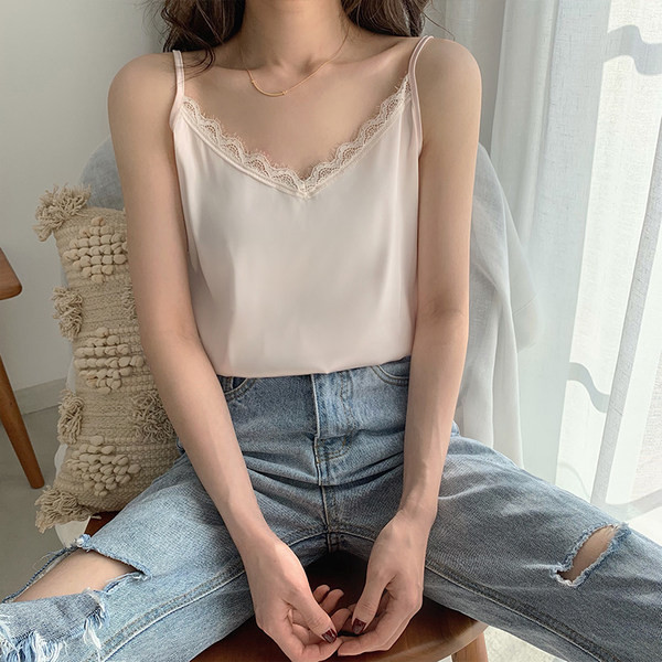 Top actual cu dantelă și bretele subțiri