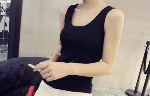 Moteriškas apatinis trikotažas su plonais ir plačiais dirželiais