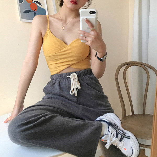 Top scurt de damă cu decolteu spitz și bretele subțiri