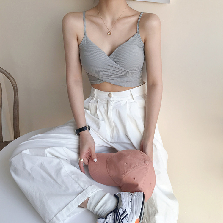 Top scurt de damă cu decolteu spitz și bretele subțiri