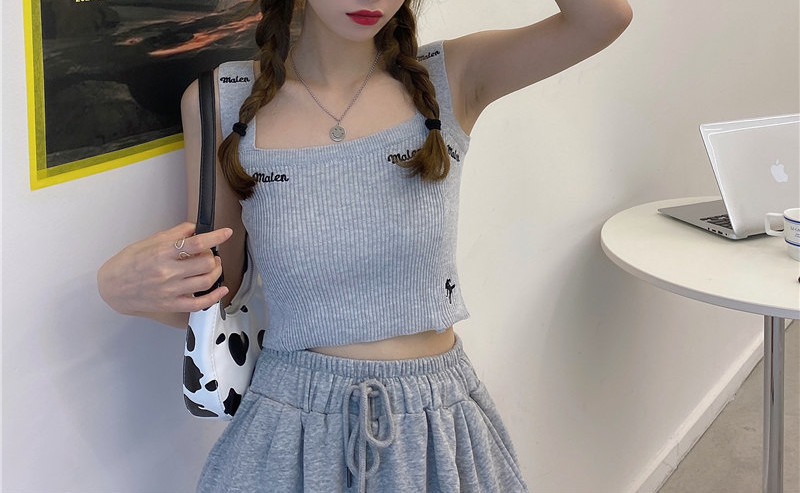 Model nou de top scurt cu decolteu pătrat