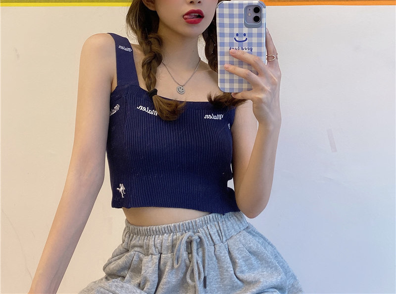 Model nou de top scurt cu decolteu pătrat