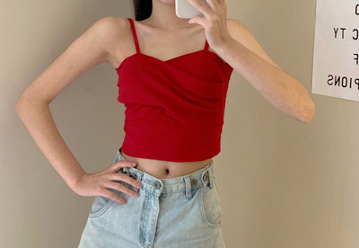 Maieu scurt de dama cu bretele subtiri - model curat