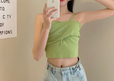 Maieu scurt de dama cu bretele subtiri - model curat