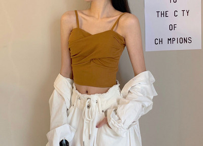 Maieu scurt de dama cu bretele subtiri - model curat