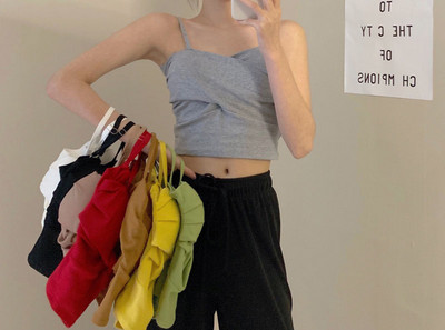 Maieu scurt de dama cu bretele subtiri - model curat