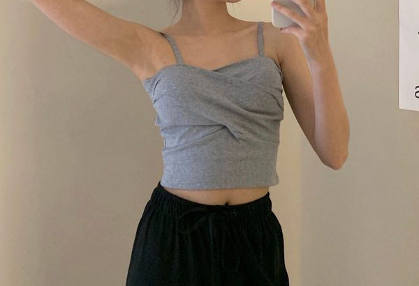 Maieu scurt de dama cu bretele subtiri - model curat